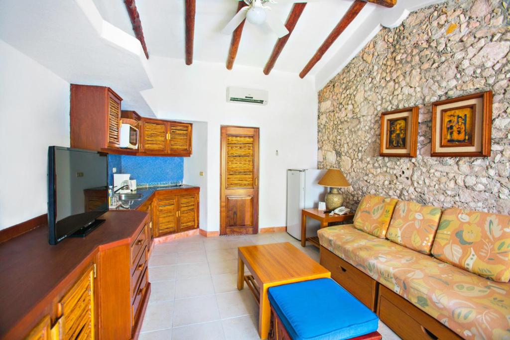 Двухместный (Коттедж Делюкс с террасой и видом на сад) отеля Casa del Mar Cozumel Hotel & Dive Resort, Косумель