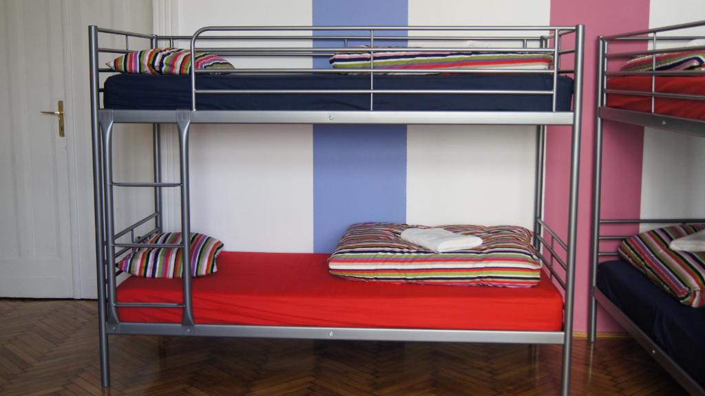 Номер (Спальное место на двухъярусной кровати в общем номере для мужчин и женщин) хостела Westend Hostel, Будапешт