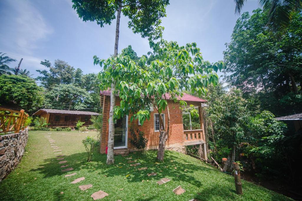 Номер (Бунгало (для 3 взрослых)) гостевого дома Phu Quoc Sen Lodge Bungalow Village, Дуонг-Донг