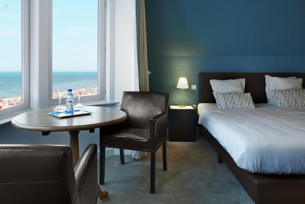 Двухместный (Двухместный номер с 1 кроватью или 2 отдельными кроватями и частичным видом на море) отеля Beach Hotel - Auberge des Rois, Де-Хаан