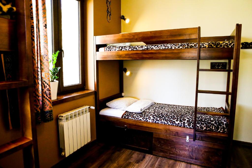 Номер (Кровать в общем номере на 6 человек с общей ванной комнатой) хостела Mundo Hostel, Краков