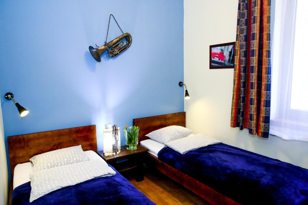 Двухместный (Двухместный номер с 2 отдельными кроватями и собственной ванной комнатой) хостела Mundo Hostel, Краков