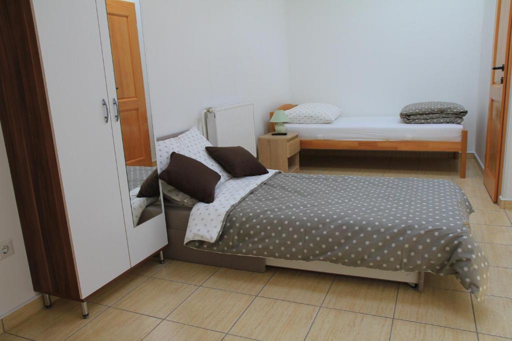 Трехместный (Трехместный номер с собственной ванной комнатой) хостела Hostel Tina, Осиек