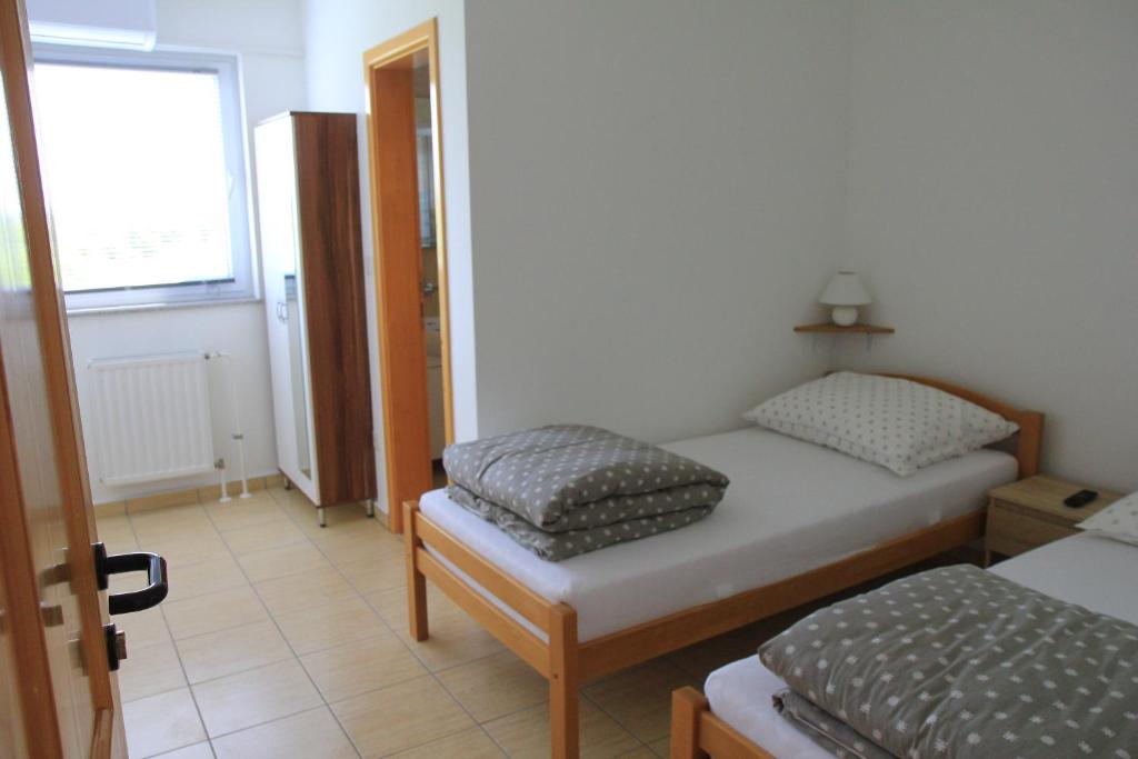 Двухместный (Двухместный номер Делюкс с 1 кроватью или 2 отдельными кроватями) хостела Hostel Tina, Осиек