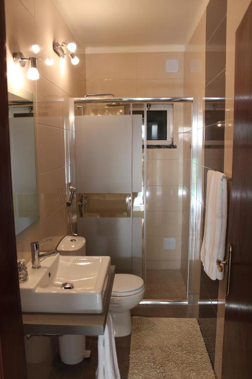 Трехместный (Трехместный номер с собственной ванной комнатой) отеля Residencial Pinho Verde, Лузу