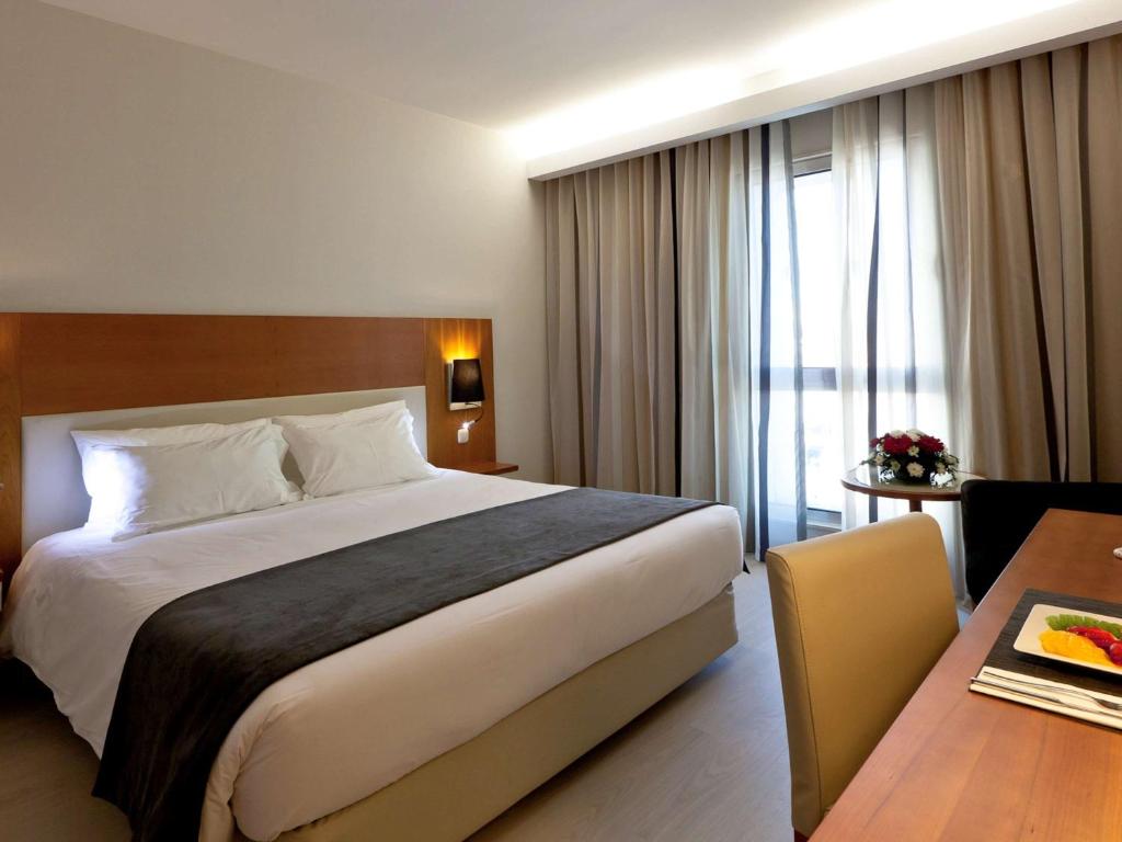 Двухместный (Улучшенный двухместный номер с 2 отдельными кроватями) отеля Hotel Mercure Lisboa, Лиссабон