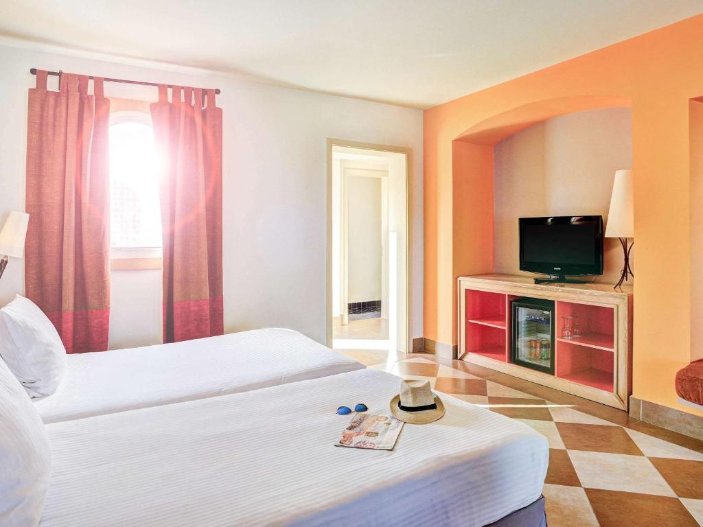 Двухместный (Стандартный номер с 2 односпальными кроватями - Крыло Palm, со стороны бассейна) курортного отеля Hotel Novotel Sharm El-Sheikh, Шарм-эль-Шейх
