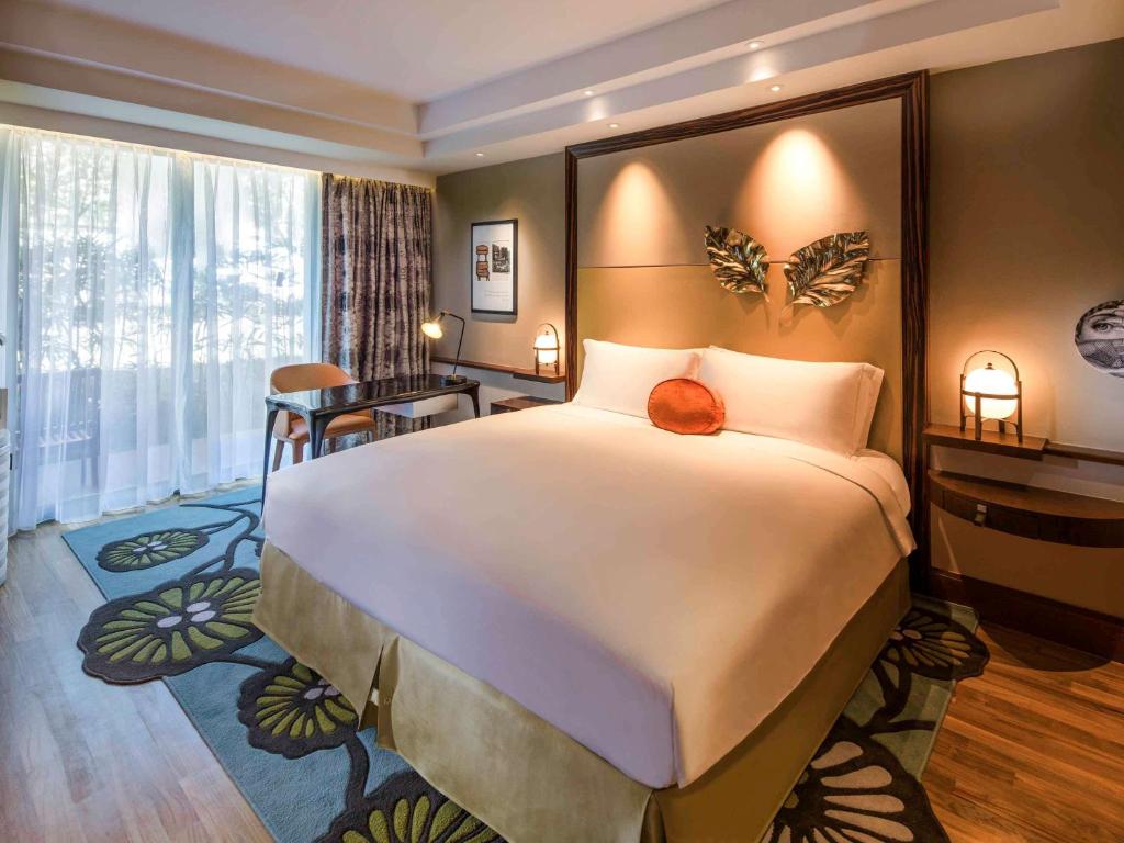 Четырехместный (Роскошный семейный номер с кроватью размера «king-size» и 2 односпальными кроватями) курортного отеля Sofitel Singapore Sentosa Resort & Spa, Сингапур (город)