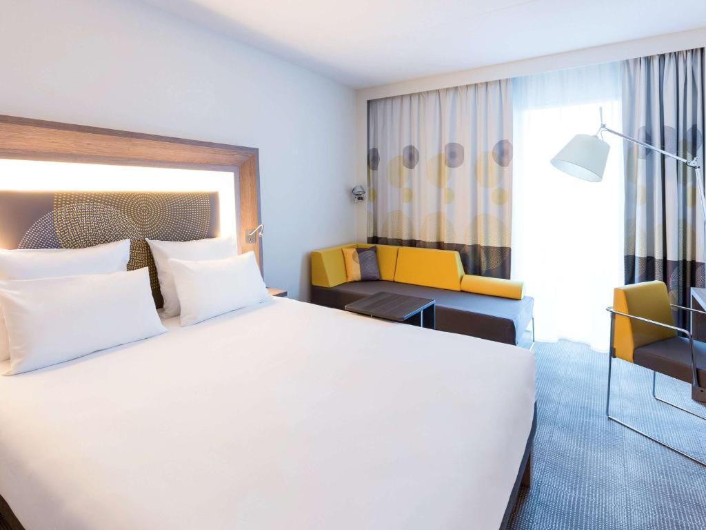 Двухместный (Standard Room with Double Bed and One Sofa Bed), Novotel Amsterdam Schiphol Airport