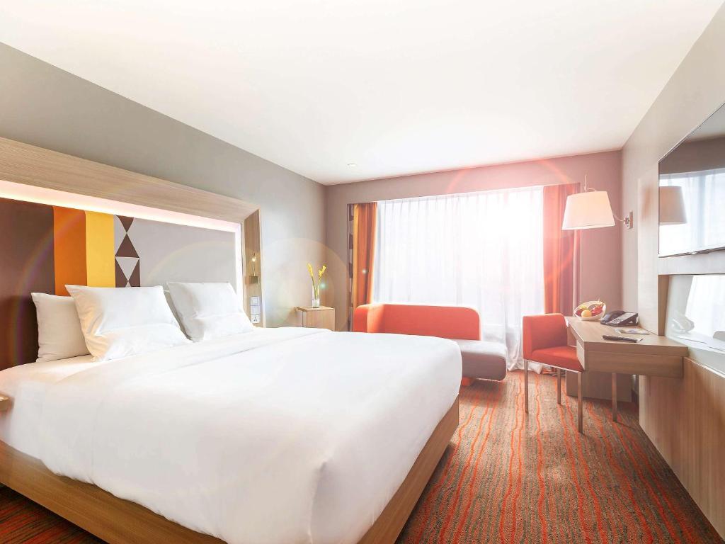 Трехместный (Номер Делюкс с кроватью размера «king-size») отеля Novotel Manila Araneta City Hotel, Манила