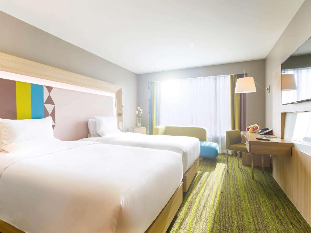 Двухместный (Улучшенный двухместный номер с 2 отдельными кроватями) отеля Novotel Manila Araneta City Hotel, Манила