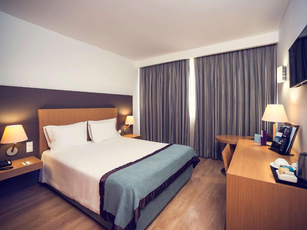 Двухместный (Улучшенный двухместный номер с 1 кроватью) отеля Mercure Lisboa Almada, Алмада