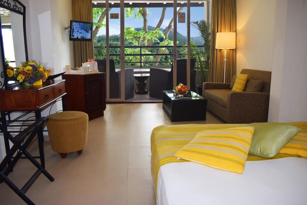 Двухместный (Двухместный номер Делюкс с 1 кроватью или 2 отдельными кроватями и балконом) отеля Thilanka Hotel, Канди