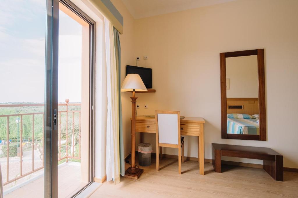 Двухместный (Двухместный номер с 1 кроватью или 2 отдельными кроватями (для 2 взрослых и 1 ребенка)) отеля Quinta dos Poetas, Hotel Rural, Ольян