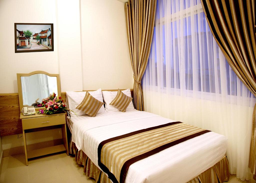 Двухместный (Улучшенный двухместный номер с 1 кроватью или 2 отдельными кроватями и окном) отеля New Sunny Hotel, Хошимин