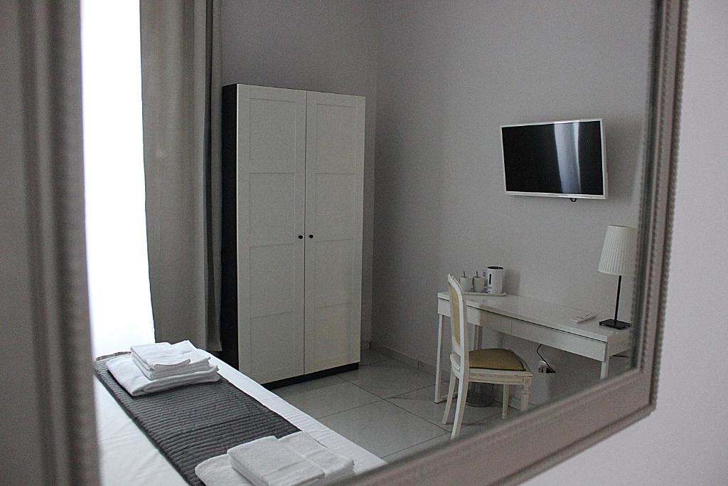 Двухместный (Улучшенный двухместный номер с 1 кроватью) отеля Dimora degli Artisti B&B, Флоренция