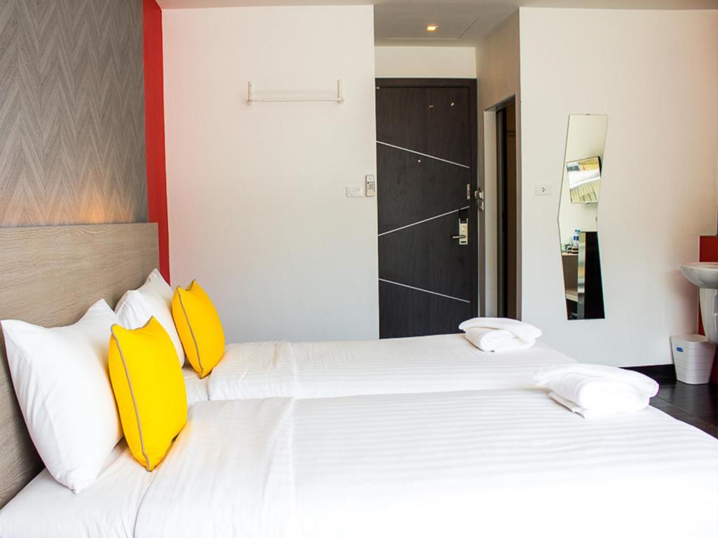 Двухместный (Двухместный номер Делюкс с 1 кроватью или 2 отдельными кроватями и балконом) отеля Wake Up Aonang Hotel, Краби