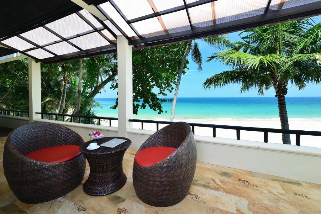 Сьюит (Люкс с 2 спальнями и прямым выходом к пляжу), Andaman White Beach Resort