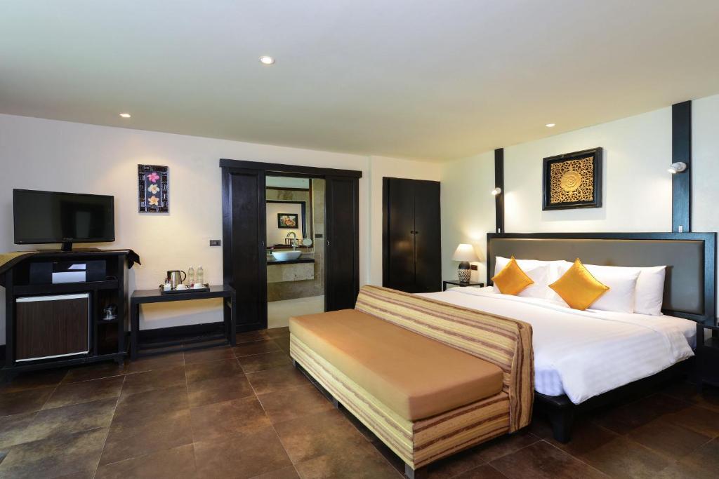 Двухместный (Двухместный номер Делюкс с 1 кроватью или 2 отдельными кроватями и видом на море) курортного отеля Andaman White Beach Resort, Пхукет