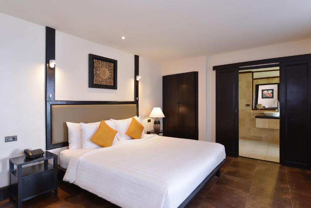 Двухместный (Двухместный номер Делюкс с 1 кроватью или 2 отдельными кроватями и гидромассажным бассейном, вид на море) курортного отеля Andaman White Beach Resort, Пхукет