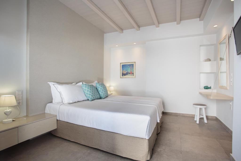 Двухместный (Улучшенный двухместный номер с 1 кроватью) апарт-отеля Kandiani Bleu Ciel, Науса