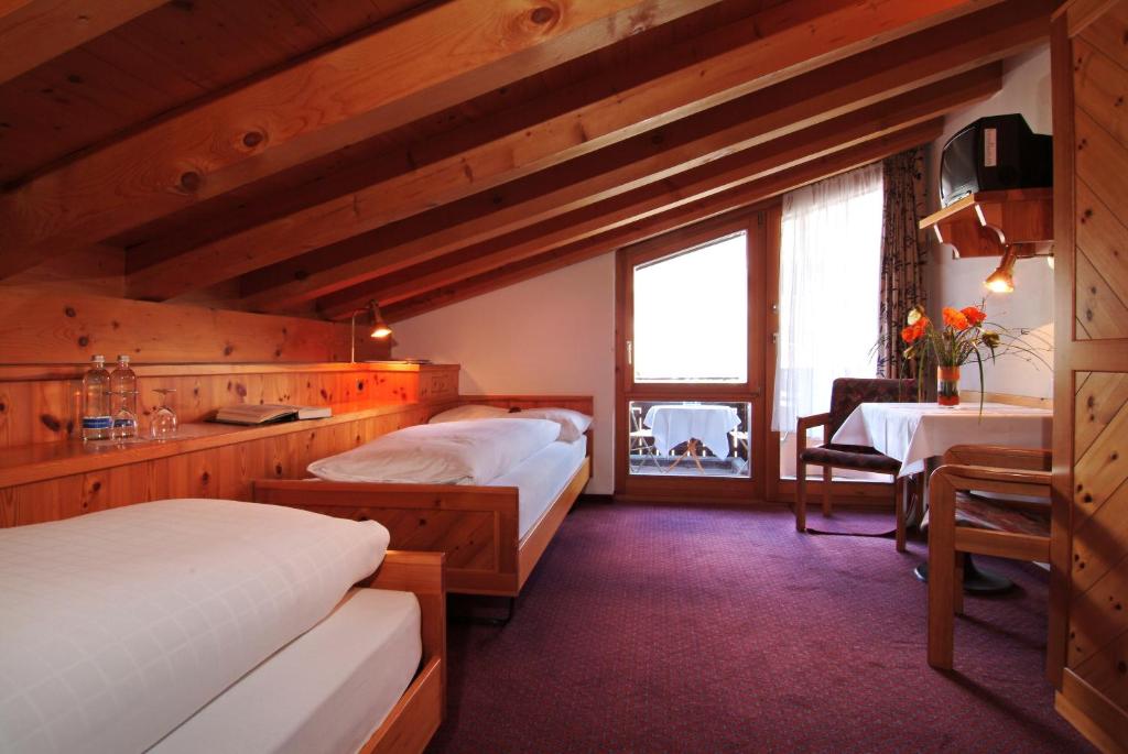 Двухместный (Двухместный номер эконом-класса с 2 отдельными кроватями) отеля Hotel Mira Val, Флимс