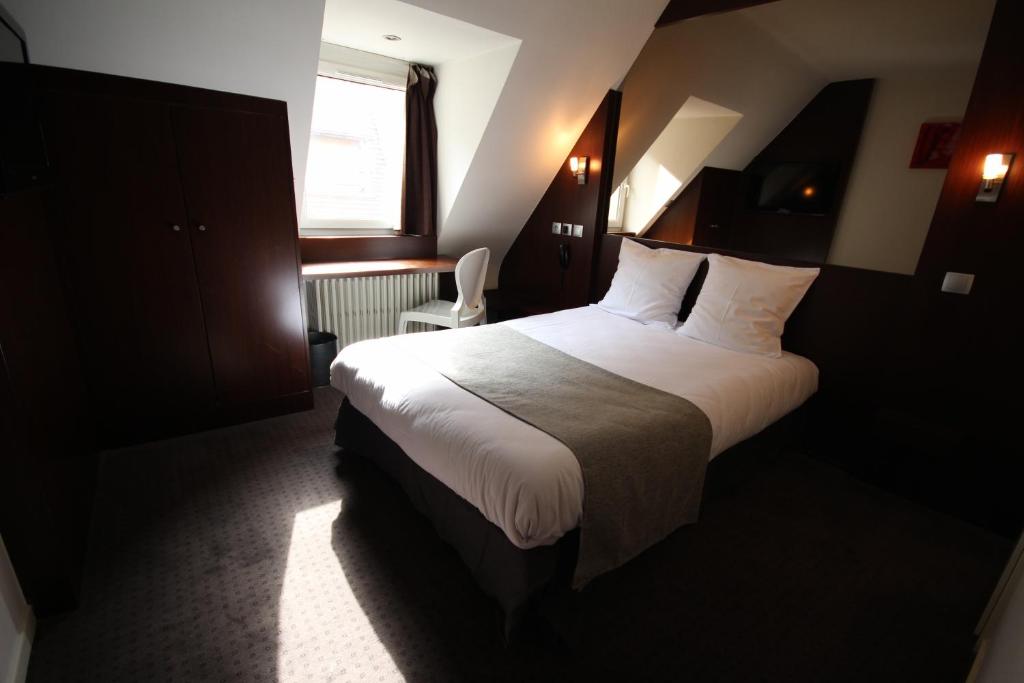 Двухместный (Двухместный номер с 1 кроватью и ванной) отеля Hotel des Tonneliers-Cruche D'or, Страсбург