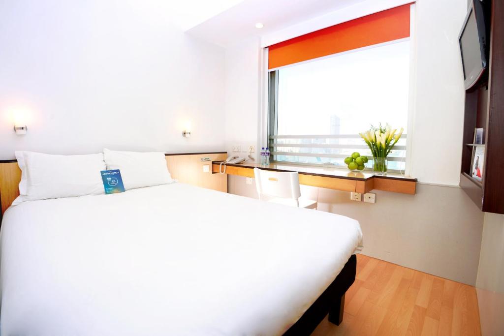 Двухместный (Улучшенный двухместный номер с 1 кроватью и видом на гавань) отеля Ibis North Point, Гонконг (город)