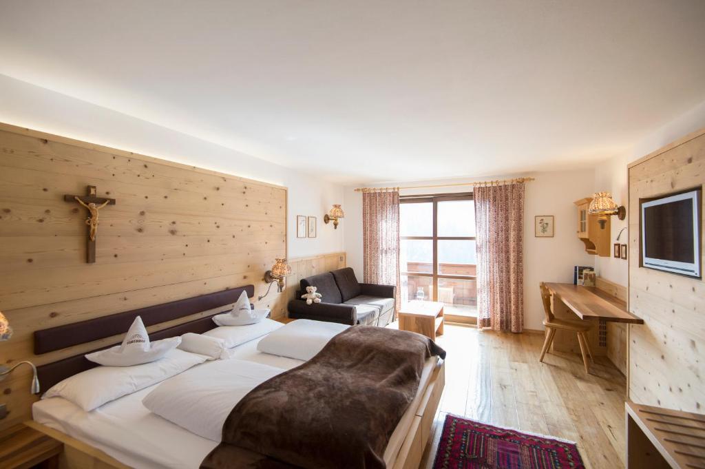Двухместный (Улучшенный двухместный номер с 1 кроватью и балконом) отеля Charmehotel Uhrerhof - Deur, Ортизеи