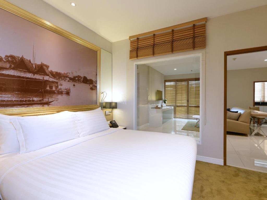 Сьюит (Люкс с 3 спальнями и балконом) отеля Grande Centre Point Hotel Ploenchit, Бангкок