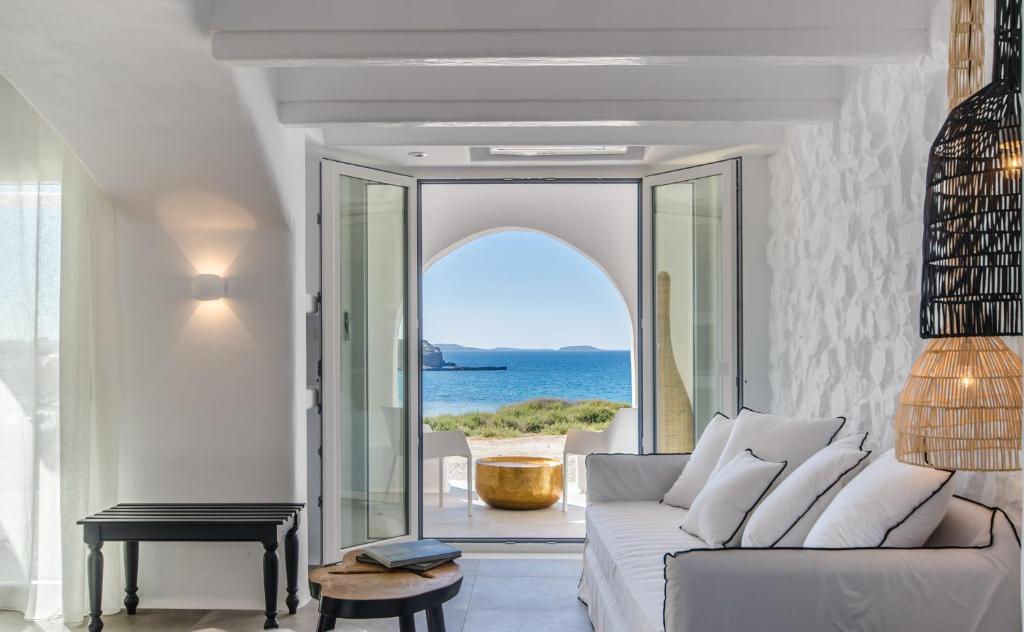 Сьюит (Grand Suite with Sea View and Indoor Hot Tub) гостевого дома Cyano Suites, Наксос