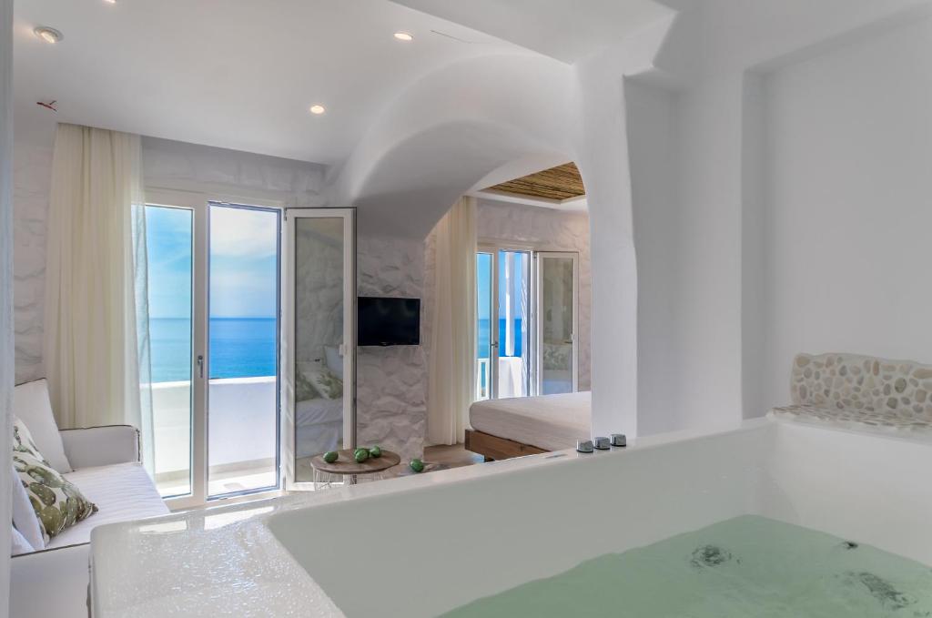 Сьюит (Premium Suite with Sea View and Indoor Hot Tub) гостевого дома Cyano Suites, Наксос