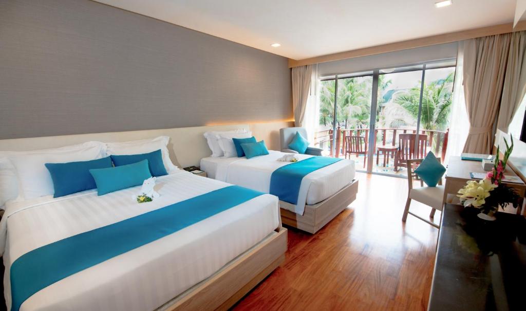 Двухместный (Номер Делюкс с видом на бассейн) курортного отеля Phuket Graceland Resort and Spa, Пхукет