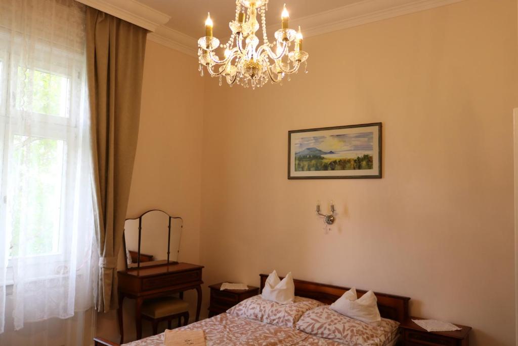 Двухместный (Двухместный номер Делюкс с 1 кроватью) семейного отеля Anna Villa, Кестхей