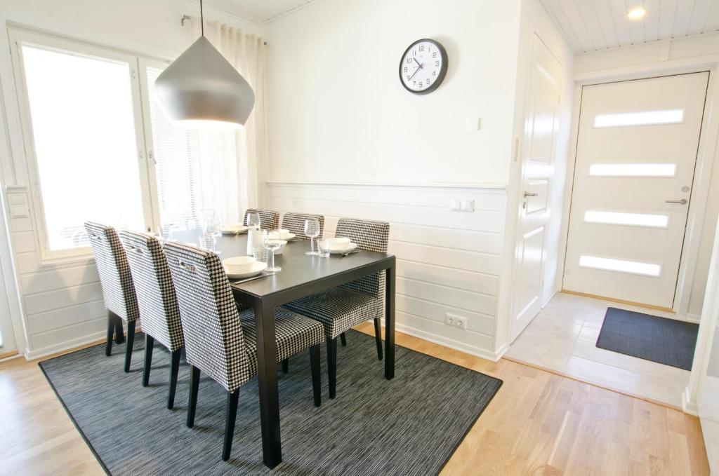 Номер (Коттедж у озера с 2 спальнями (для 4 взрослых и 2 детей)) апартамента Holiday Club Åre Apartments, Оре