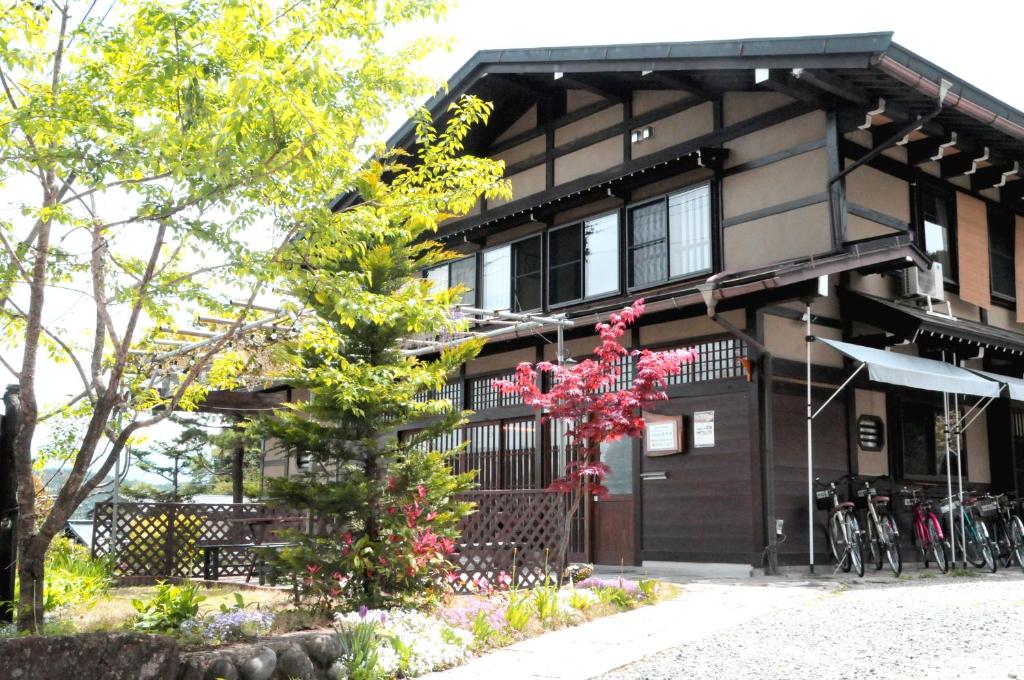 Sakura Guest House with mountain view