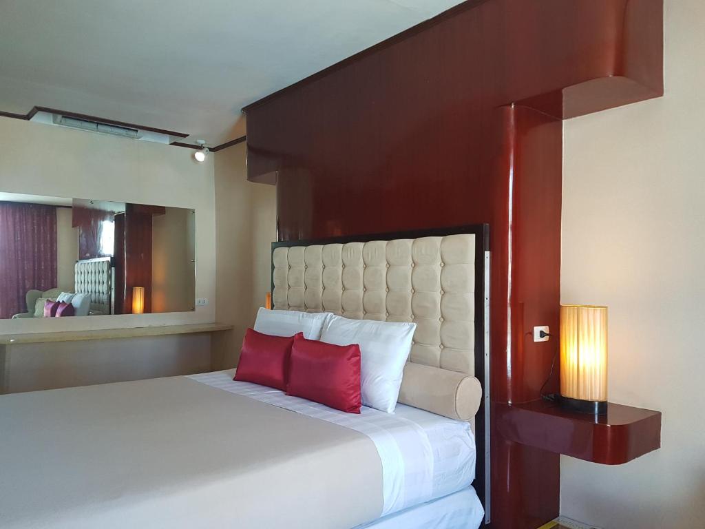 Двухместный (Superior Deluxe Room with Free Airport Transfer) отеля Cebu Dulcinea Hotel and Suites, Мактан