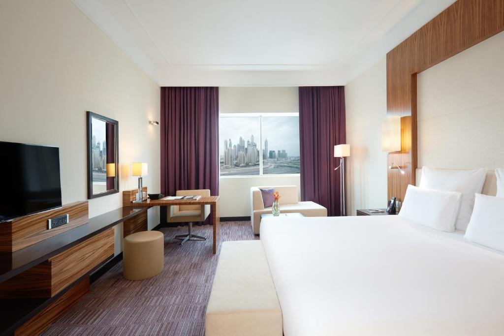 Двухместный (Улучшенный номер с кроватью размера «king-size», бесплатный трансфер от/до пляжа) отеля Pullman Dubai Jumeirah Lakes Towers, Дубай