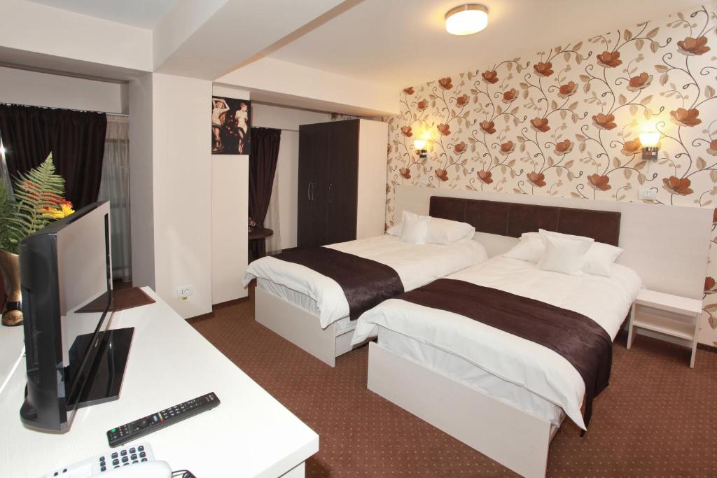 Двухместный (Улучшенный двухместный номер с 2 отдельными кроватями) отеля West Plaza Hotel, Бухарест