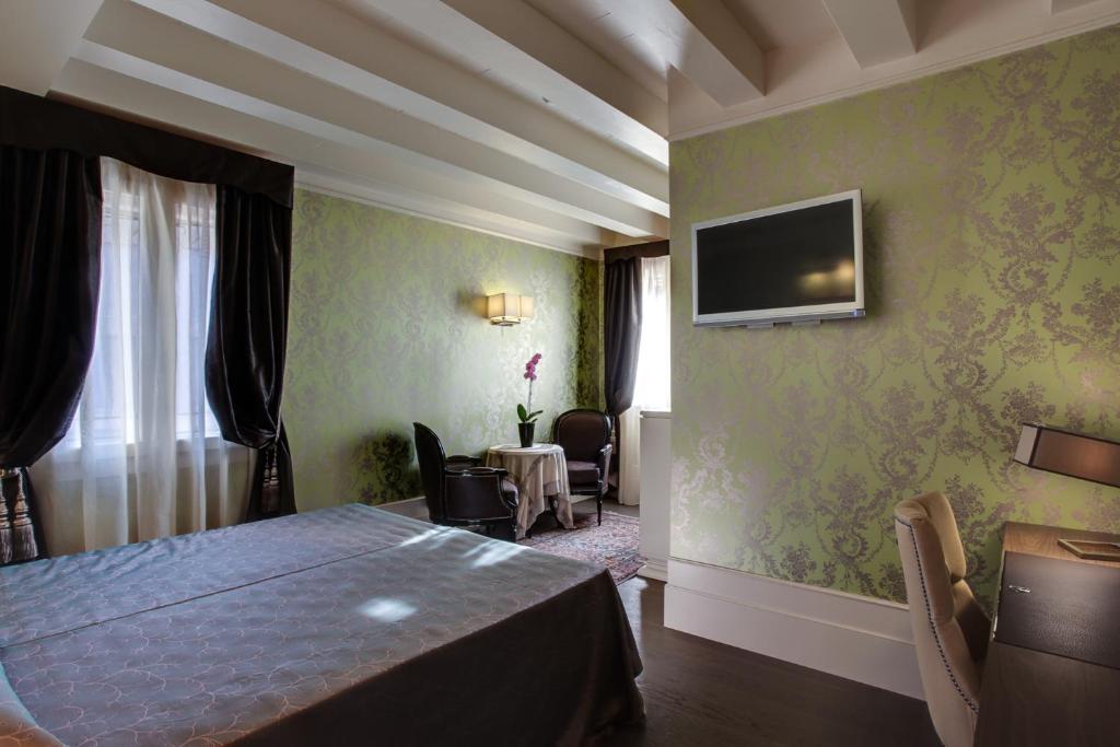 Двухместный (Улучшенный двухместный номер с 1 кроватью и видом на канал) отеля Hotel Moresco, Венеция