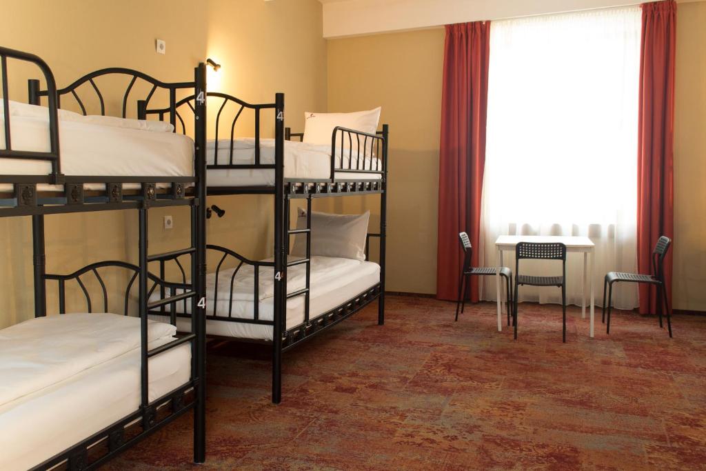 Номер (Кровать в общем 4-местном номере для мужчин и женщин) хостела B13 Hostel, Сибиу