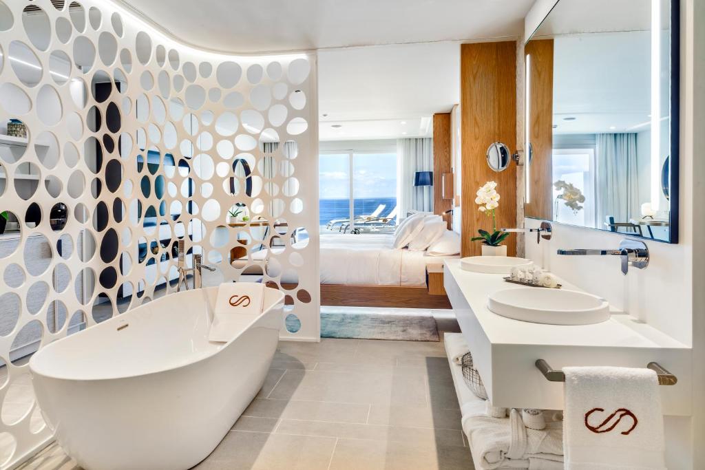 Сьюит (Полулюкс, вид на море — Одноместное размещение) отеля Royal Hideaway Corales Beach - Adults Only, by Barceló Hotel Group, Адехе
