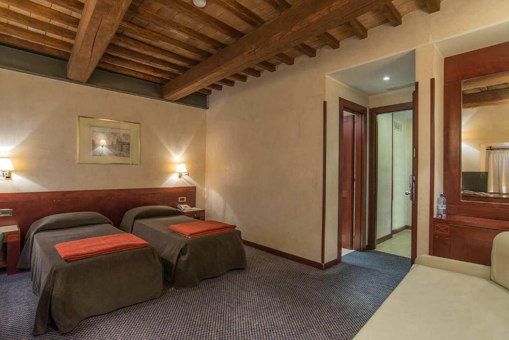 Двухместный (Улучшенный двухместный номер с 1 кроватью) отеля Hotel Accademia, Рим