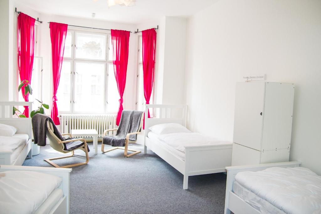 Номер (Односпальная кровать в общем номере с 4 кроватями) хостела Franz Kafka, Прага