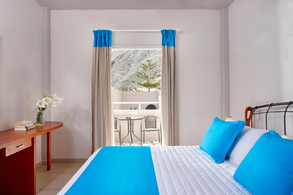 Двухместный (Классический номер с боковым видом на море) отеля Terra Blue Santorini, Камари