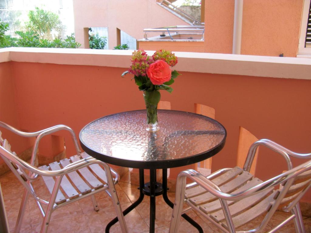 Двухместный (Двухместный номер с 2 отдельными кроватями, балконом и видом на город), Garni Hotel Koral