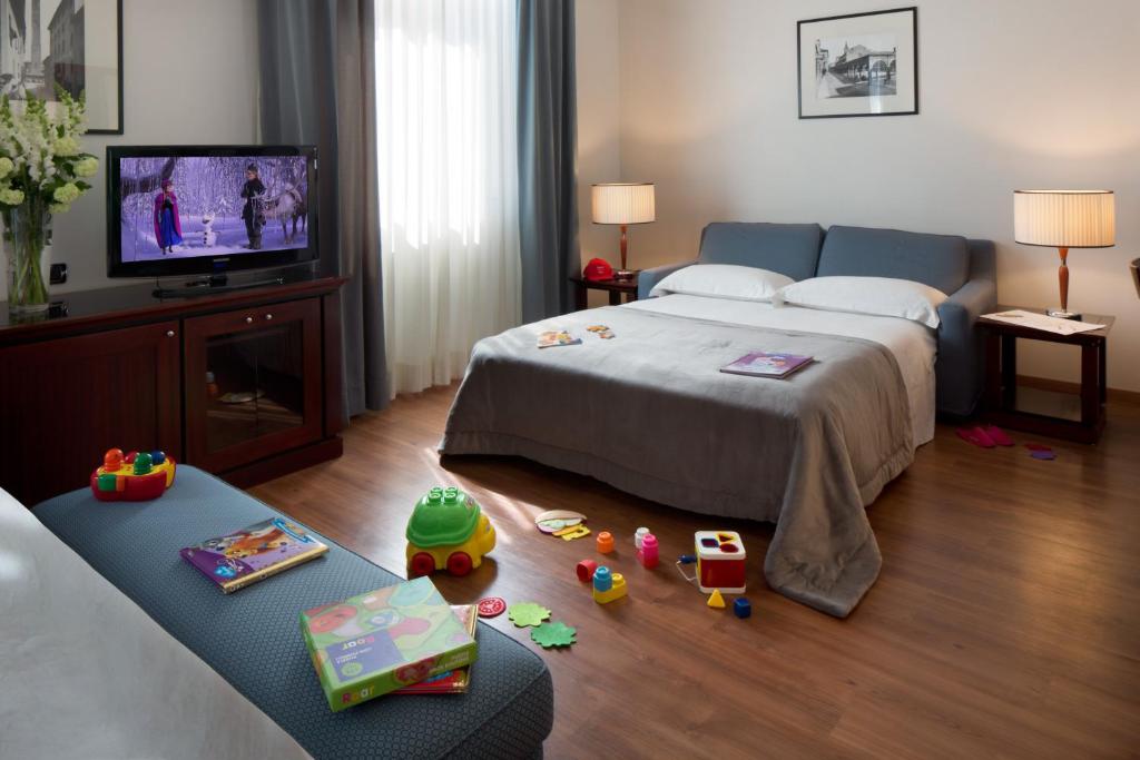Семейный (Семейный номер (для 2 взрослых и 2 детей)) отеля Starhotels Excelsior, Болонья