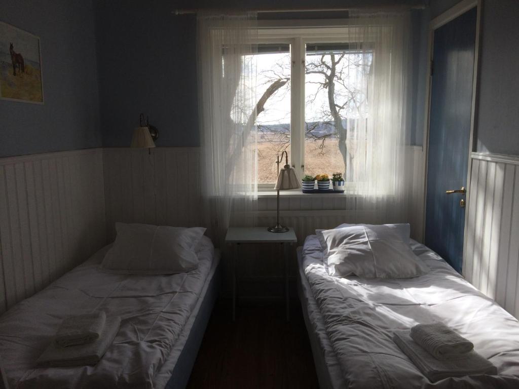 Двухместный (Стандартный двухместный номер с 2 отдельными кроватями и общей ванной комнатой) отеля Karaby Gård, Кристинехамн