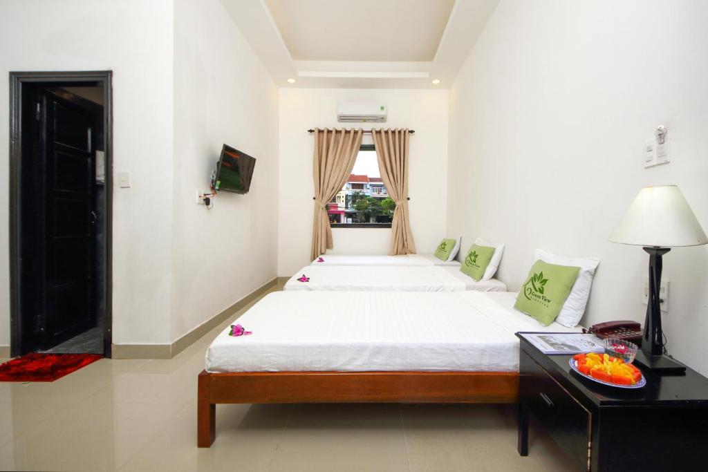 Трехместный (Трехместный номер Делюкс с балконом и видом на сад) семейного отеля Hoi An Green View Homestay & Villa, Хойан