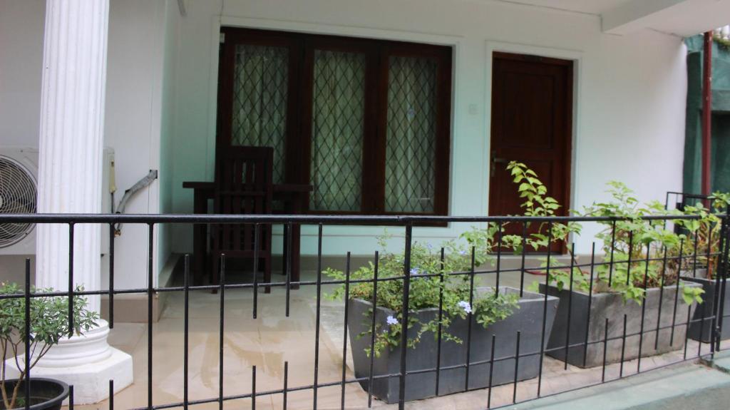 Трехместный (Улучшенный трехместный номер) отеля Kandy Waters, Канди